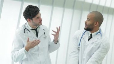 Tıbbi cüppe iki genç doktor canlı tartışıyor