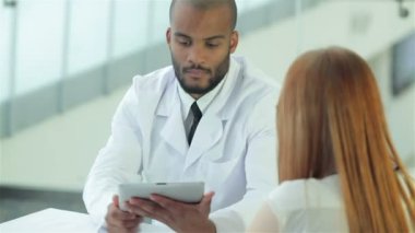 Masada, doktor bir tablet ve hastanın bir röntgen