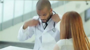 Doktor klinikte müşteri ile konuşuyor