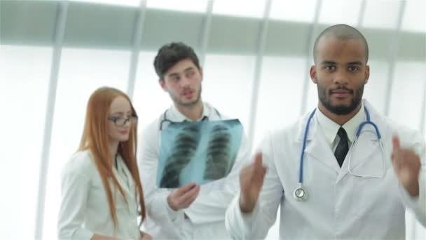 Portret van een succesvolle arts die twee duimen omhoog laat zien — Stockvideo