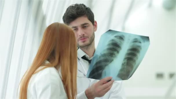 Médico de confianza que examina la radiografía de los pulmones — Vídeo de stock