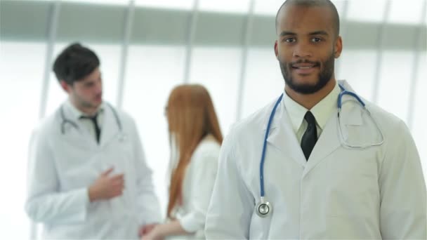 Retrato de un médico exitoso mostrando dos pulgares hacia arriba — Vídeos de Stock