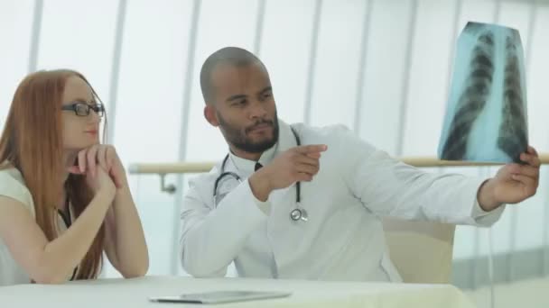 Un médico sostiene un cuadro — Vídeo de stock