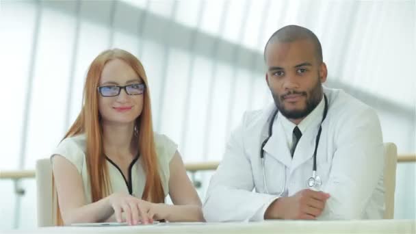 Médico y paciente mostrando pulgar hacia arriba — Vídeo de stock