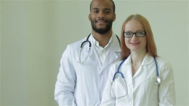 İki doktor kollarını koydu ve kameraya gülümsedi