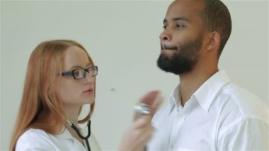 Derin bir nefes al, doktor göğsünde hırıltısı duydum