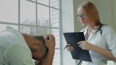 Doktor hastasını rahatlatıcı