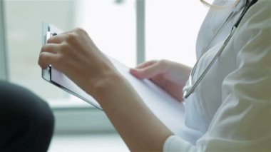 Hastayı dikkatle dinleyen doktorun elleri