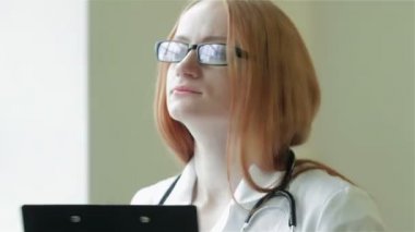 Tanısı olan bir doktorun yakın çekim