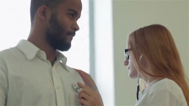 Doktor hastaları dinler.