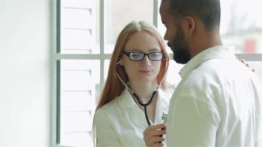 Doktor dikkatle hasta göğüs dinleme