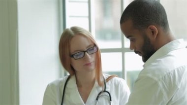 Doktor hastaya tabletteki anketin sonuçlarını söyler.