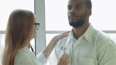 Doktor dikkatle hafif stetoskop dinler