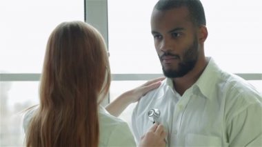 Doktor dikkatle hafif stetoskop dinler