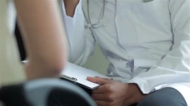 Doktor hastanın tanısını dinler.