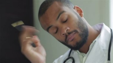 Doktor hasta muayenesinde elini yalar.