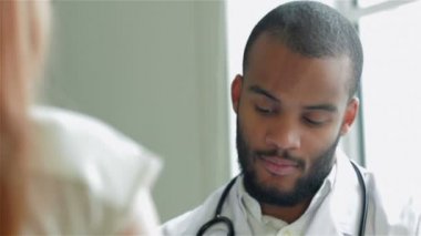 Doktor, hastanın tanısı konusunda şüphelerini dile