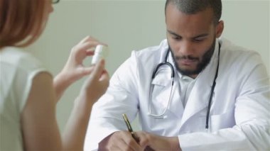 Doktor güçlü hastaya yeni bir ilaç abone