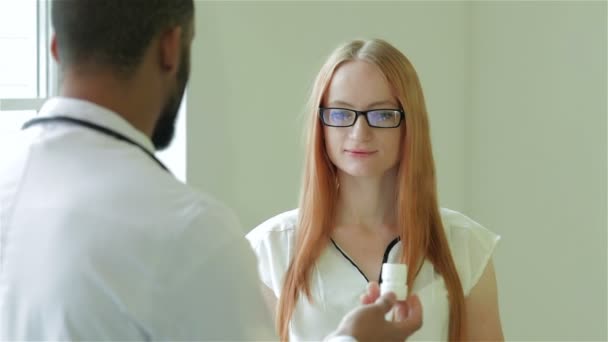 Patient parlant à votre médecin de la prise de médicaments — Video