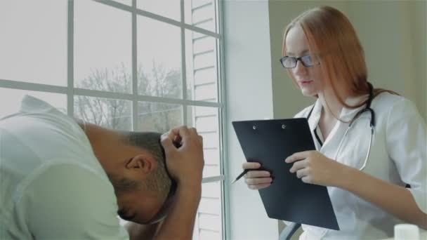 Doctor consolando a su paciente — Vídeos de Stock