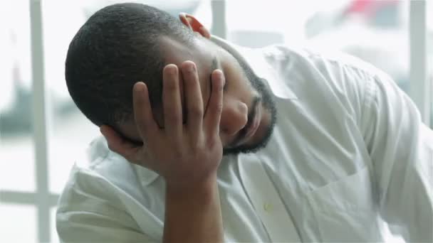 환자는 진단을 죽인 그의 손으로 그의 얼굴을 덮었다 — 비디오