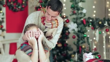 Genç yakışıklı adam sevgilisinin elini tutuyor.