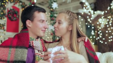 Sevgi dolu çiftin sıcak akşamı