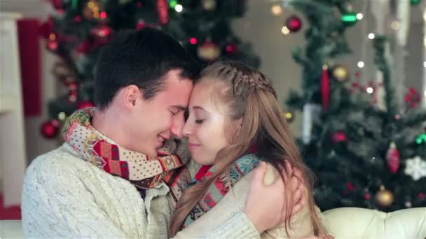 Pareja enamorada tocaron sus cabezas en la Navidad del otro — Vídeo de stock