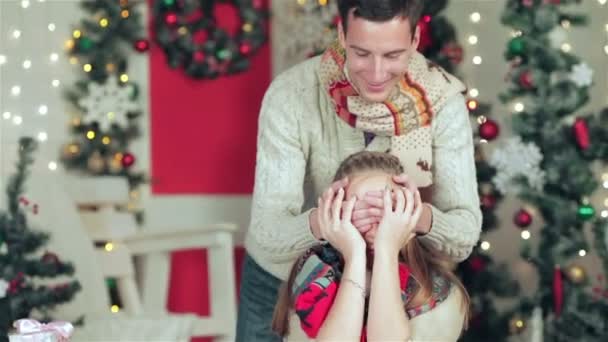 Jeune beau couple en chandails et foulards jouant à cache-cache — Video