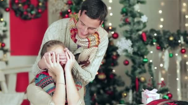 Jeune beau mec tenant les mains yeux de son chéri — Video