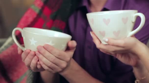 Kochająca para trzyma kubki i napoje na Boże Narodzenie — Wideo stockowe