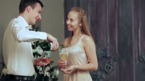 Genç adam noel şampanyasını bardağın yanında döküyor. — Stok video
