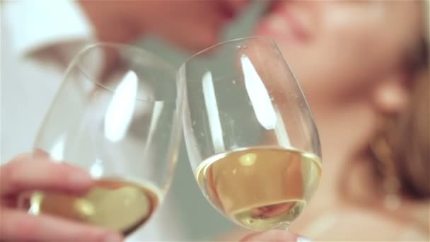 Vackert par vid jul med glas champagne — Stockvideo