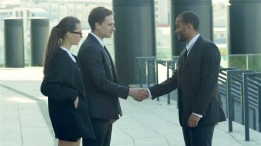 Gülümseyen iş adamları karşılama grubu