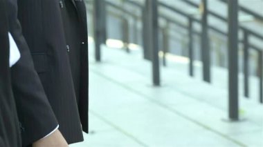 Yeni ortaklara hoş geldin. Resmi kıyafetler içinde gülümseyen iş adamları grubu