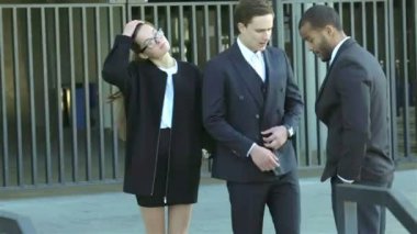 Yeni ortaklara hoş geldin. Resmi kıyafetler içinde gülümseyen iş adamları grubu