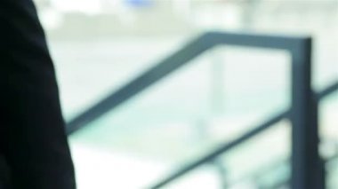 İşadamları dışarıda güvenle el sıkışırken