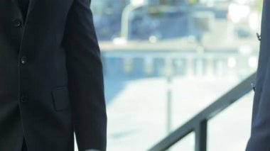 İki kendine güvenen işadamı formalwear el sıkışıyor