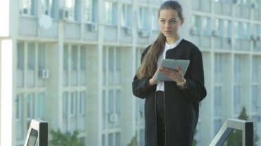 Kendine güvenen ve başarılı bir iş kadınının portresi