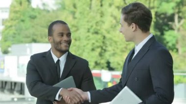 İki kendine güvenen işadamı el sıkışma