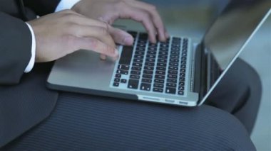 Klavyede ellerin yakın çekim