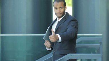 Başarılı bir işadamı başparmak gösteren