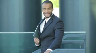 Başarılı Afrikalı işadamı başarısına seviniyor