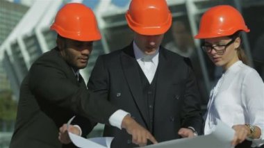 Üç emin iş mimar koruyucu kask içinde