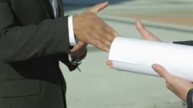Kendine güvenen iki el resmi kıyafeti içinde mühendis