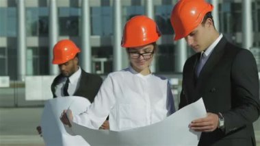 İki mimar inşaat kask içinde tutmak çizim