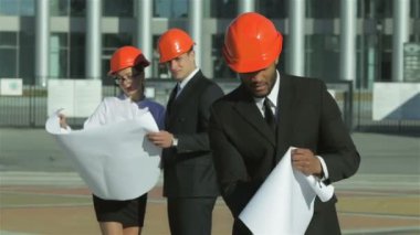 Kızgın mimar inşaat kask içinde onun çizim proje tatili