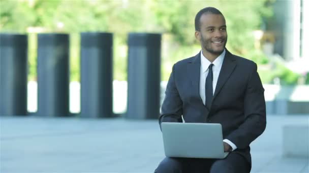 Hard werken op de notebook — Stockvideo