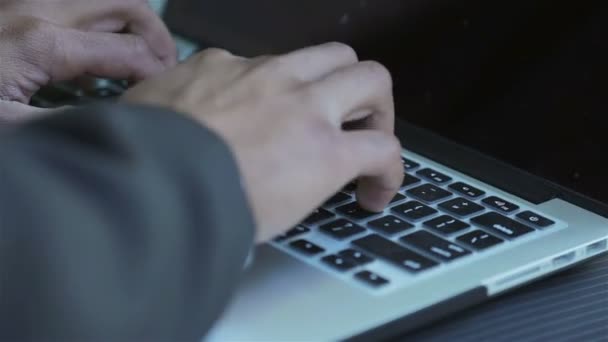 Hombre africano hombre de negocios sosteniendo un ordenador portátil en sus rodillas — Vídeos de Stock
