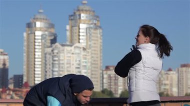 Koşmadan önce esneme yapan iki koşucu